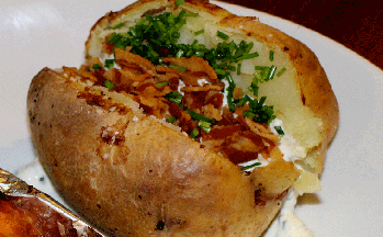 Bagt kartoffel med creme fraiche, purløg og bacon